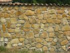 Natursteinmauer verfugt, mit Tonziegelabdeckung